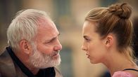 Killing Eve – Villanelle (Jodie Comer) muss sich schlechte Nachrichten von ihrem Kontaktmann Konstantin (Kim Bodnia) anhören. Nach ihrem letzten Auftrag haben ihre Arbeitgeber Zweifel an Villanelles psychischer Verfassung. Bis das nicht geklärt ist, bekommt sie keine weiteren Aufträge.