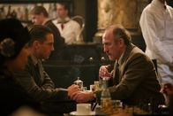 Babylon Berlin – Gereon Rath (Volker Bruch) trifft sich mit Samuel Kaltenbach (Karl Markovics, re.)