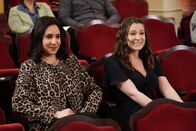 Crazy Ex-Girlfriend – Valencia (Gabrielle Ruiz, l.); Rebecca (Rachel Bloom, r.)