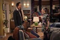 Call Me Kat – Max (Cheyenne Jackson, l.); Kat (Mayim Bialik, r.)