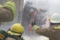 Mayday - Alarm im Cockpit – Firefighters slide out of the plane.