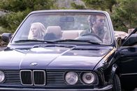 The Mallorca Files – Miranda (Elen Rhys) fährt mit Max (Julian Looman) in seinem BMW zum Tatort.