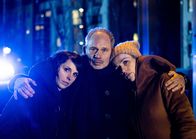 SOKO Potsdam – Luna Kunath (Caroline Erikson, l.), Bernhard Henschel (Michael Lott, M.) und Sophie Pohlmann (Katrin Jaehne, r.) haben in einer aufregenden Verfolgungsjagd den Mörder von Raik Klimas stellen können. Der Fall hat das gesamte Team sehr mitgenommen. Sie fühlen vor allem mit den Kindern mit, die unter den jahrelangen Strapazen durch den Vater leiden mussten.