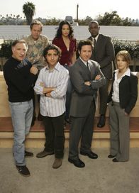 Numb3rs - Die Logik des Verbrechens – (1. Staffel) - Ein verschworenes Team: Don Eppes (Rob Morrow, vorne 2.v.r.), Charlie Eppes (David Krumholtz, vorne 2.v.l.), Alan Eppes (Judd Hirsch, vorne l.), Dr. Larry Fleinhardt (Peter MacNicol, hinten l.), Terry Lake (Sabrina Lloyd, vorne r.), David Sinclair (Alimi Ballard, hinten r.) und Amita Ramanujan (Navi Rawat, hinten M.) ...