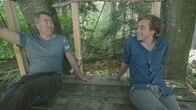 Checker Tobi – Tobi (rechts) und Baumhausbauer Johannes in ihrem gemeinsam gebauten Baumhaus hoch in den Bäumen.