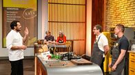 Familien-Kochduell – Familie Akbas (rot) gegen Familie Ritsch (gelb) mit Steffen Henssler (links)