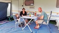 Wir werden Camper – Familie Handtke beim Abendessen auf dem Campingplatz.