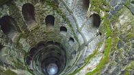 Lost Places – Der Bau wirkt wie eine optische Täuschung. Es ist, als würde man einen mittelalterlichen Turm in umgekehrter Richtung betrachten. Anstatt sich in den Himmel zu erheben, windet sich eine Treppe spiralförmig in die Erde.