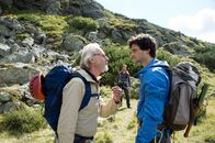Die Bergretter – Prof. Hechtel (Siemen Rühaak, l.) ist seinem Sohn Tom (Aaron Karl, r.) und seinem ehemaligen Studenten Maik (Martin Baden, M.) gefolgt. Warum will er um jeden Preis verhindern, dass die beiden ihr Ziel erreichen?