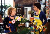 Rote Rosen – ARD ROTE ROSEN FOLGE 1716 Uhr im ERSTEN. Merle (Anja Franke, r.) beklagt sich bei Erika (Madeleine Lierck-Wien, l.) über Tine.