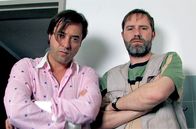 Bis zum Ellenbogen – Achim (Jan Josef Liefers, li.) und Willi (Stefan Kurt, re.) sind skeptisch.