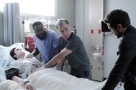 Atlanta Medical – (v.l.n.r.) Dax Ramsey (Chris Mason); Dr. AJ Austin (Malcolm-Jamal Warner); Dr. Randolph Bell (Bruce Greenwood); Dr. Conrad Hawkins (Matt Czuchry)
