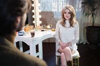 Charlie Says – Sharon Tate (Grace Van Dien) schwebt in Gefahr.