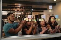 The Rookie – Nyla Harper (Mekia Cox, 2. v. l.) und ihr Mann Bobby (Brandon Black, l.) haben zusammen mit Lucy (Melissa O'Neil, 2. v. r.) und Angela Lopez (Alyssa Diaz, r.) einen Plan ausgeheckt, um Tim eine beruflich spannendere Position zu verschaffen.