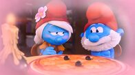 Die Schlümpfe – Träumer Schlumpf glaubt an die große Liebe und wettet mit Muffi, dass sich Papa Schlumpf und Schlumpfhilde ineinander verlieben werden.
