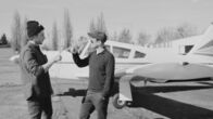 Streetphilosophy – Das Flugzeug als Sinnbild des Lebens: “Immer dran denken: Du musst der Propeller sein!”, sagt Rafael Horzon. Vor dem Abheben noch ein Gläschen Champagner. Prost.