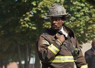 Chicago Fire – Chicago Fire Hochzeit mit Hindernissen - Regarding This Wedding Staffel 4, Episode 5 Koordiniert den Einsatz: Eamonn Walker als Chief Boden