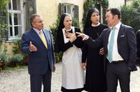 Um Himmels Willen – Schwester Hanna (Janina Hartwig, 2.v.r.) und Schwester Agnes (Emanuela von Frankenberg, 2.v.l.) versuchen, den Streit zwischen Wöller (Fritz Wepper, l.) und Hubert Ederer (Jürgen Tonkel, r.) zu schlichten.