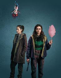 Two Weeks to Live – Sian Clifford als Tina Noakes und Maisie Williams als Kim Noakes(r.)