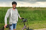 Was kostet... – Fahrrad: Sven Kroll erkundet Usedom mit dem E-Bike. Wie sieht es mit Verleih- und Ladestationen aus? Was kostet die E-Bike-Miete? Wie gut kommt man auf 2 Rädern von A nach B?