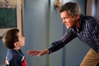 The Middle – Als er erfährt, dass Brick (Atticus Shaffer, l.) sich für einen Buchstabierwettbewerb in Chicago qualifiziert hat, beschließt Mike (Neil Flynn, r.) kurzerhand mit der gesamten Familie übers Wochenende dorthin zu fahren ...