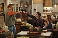 Two and a Half Men – Verstehen sich prächtig: Berta (Conchata Ferrell, l.), Walden (Ashton Kutcher, M.) und Jenny (Amber Tamblyn, r.) ...