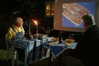 Löwenzahn Classics – Peter (Peter Lustig, l.) zeigt seinem Nachbarn Paschulke (Helmut Krauss, r.) die "Staub-Symphonie" - mit Musik und phantastischem Staub unter dem Mikroskop, der auf die Leinwand projiziert wird.