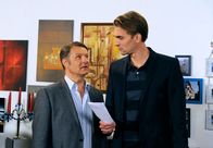Rote Rosen – ARD ROTE ROSEN FOLGE 1789 Uhr im ERSTEN. Angestachelt durch seinen Ziehvater Drechsler (Klaus Christian Schreiber, l.), beginnt Lutz (Simon Mantei, r.), an einer Zusammenarbeit mit Torben zu zweifeln.