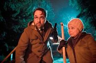 Tatort – Nachts auf dem Friedhof: Hier hoffen Silke Haller (ChrisTine Urspruch, rechts) und Prof. Karl-Friedrich Boerne (Jan Josef Liefers, links) auf neue Erkenntnisse zu stoßen.