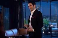 Lucifer – Als Lucifer (Tom Ellis) erkennt, dass eine magische Klinge für den Tod einer ganzen Reihe von Menschen verantwortlich ist, begibt er sich auf Spurensuchen - immer darauf bedach,t Chloe außen vorzuhalten, um sie nicht in Gefahr zu bringen ...