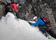 Unterm Eis – Während ihrer Bergtour geraten Isak (David Rott, rechts) und Jonas (Lucas Prisor) in große Gefahr.