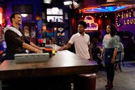 Call Me Kat – (v.l.n.r.) Max (Cheyenne Jackson); Carter (Julian Gant); Randi (Kyla Pratt)