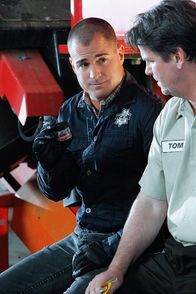 CSI: Vegas – Nick (George Eads, li.) spricht mit dem Manager des Schredderunternehmens (Matt Mulhern), in dessen Betrieb die sterblichen Überreste eines zu Hackfleisch verarbeiteten Mannes gefunden wurden.