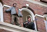 Der Ja-Sager – Während Carl Allen (Jim Carrey, r.) zu seinem Leben endlich "Ja" sagt, sind andere (Luis Guzman, l.) noch nicht so weit ...