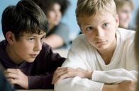 Close – Mit dem Wechsel auf eine neue Schule gerät die innige Verbundenheit von Rémi (Gustav De Waele, li.) und Léo (Eden Dambrine, re.) plötzlich ins Wanken: Neugierige Fragen und erste Anspielungen bezüglich ihrer Nähe entwickeln sich bald zu Hänseleien.