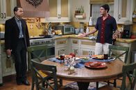 Two and a Half Men – Alan (Jon Cryer, l.) hatte wieder einmal Pech mit einer Internetbekanntschaft. Sein Bedürfnis nach Nähe geht seinem Bruder Charlie (Charlie Sheen, r.) dermaßen auf die Nerven ...