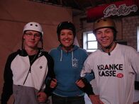 Karen in Action – Für die Reporterin Karen gibt es heute kein Tempolimit. Sie muss richtig schnell sein, damit sie gegen die Speedskater aus Berlin eine Chance hat. Die Jungs sind auf ihren Inline-Skates bis zu 64 km/h schnell.