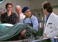Diagnose: Mord – Steve (Barry Van Dyke, l.), Mark (Dick Van Dyke, 2.v.l.), Amanda (Victoria Rowell) und Jesse (Charlie Schlatter, r.) rätseln, wo sich der Mann mit den Salmonellen infiziert hat.