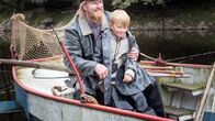 Der Krieg und ich – Der norwegische Fischerjunge Fritjof (Nils Sand Näslund, re.) zusammen mit seinem Onkel Arne (Rune Temte, li.)
