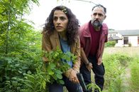 WaPo Berlin – Jasmin Sayed (Sesede Terziyan, l.) und Noyan Moschiri (David A. Hamade, r.) beobachten das flüchtende Boot am Anleger.