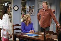 Last Man Standing – (v.l.n.r.) Jen (Krista Marie Yu); Vanessa Baxter (Nancy Travis); Mike Baxter (Tim Allen)