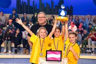 1, 2 oder 3 – Ein erfolgreicher Quiztag für das gelbe Rateteam aus Imst/Österreich: Es darf den begehrten Piet-Flosse-Pokal in die Höhe strecken!