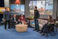 Kevin Can Wait – (v.li.) Kevin James (Kevin Gable), Michael Yo (Tom), Julee Cerda (Kelly), Ricardo Chavira (Frank), Hillery Baker (Tracy).