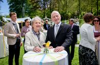 Sturm der Liebe – Alfons (Sepp Schauer, r.), Hildegard (Antje Hagen, l.) und die anderen Frühlingsfestgäste lauschen Werners Eröffnungsrede.