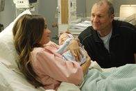 Modern Family – Gloria (Sofia Vergara) und Jay (Ed O'Neill) sind glückliche und stolze Eltern eines zauberhaften Babys.