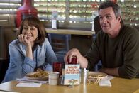 The Middle – Um Frankie (Patricia Heaton, l.) zu entlasten, übernimmt Mike (Neil Flynn, r.) die Vorbereitungen für das familiäre Weihnachtsfest ...