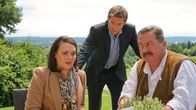 Die Rosenheim-Cops – Die Rosenheim-Cops Sven Hansen (Igor Jeftic, M.) und Korbinian Hofer (Joseph Hannesschläger, r.) ermitteln im Golfclub. Kann Barbara Wurzer (Eva-Maria Höfling, l.) zur Aufklärung des Falles beitragen?