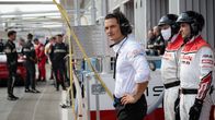 Montagskino im ZDF: Gran Turismo – Der erfolgsgetriebene Marketingmanager Danny Moore (Orlando Bloom) verliert mitunter das Zwischenmenschliche aus dem Blick.