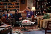 The Big Bang Theory – Sheldon (Jim Parsons, 2.v.r.) verabredet sich mit Penny zum Spaghetti-Essen, was er allerdings seinen Freunden Leonard (Johnny Galecki, 2.v.l.), Rajesh (Kunal Nayyar, l.) und Howard (Simon Helberg, r.) verheimlicht ...