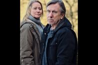 Poison - Eine Liebesgeschichte – Lucas (Tim Roth) und Edith (Trine Dyrholm) sind geschieden. Nach Jahren der Trennung treffen sie wieder aufeinander, weil das Grab ihres verstorbenen Sohnes verlegt werden soll.
